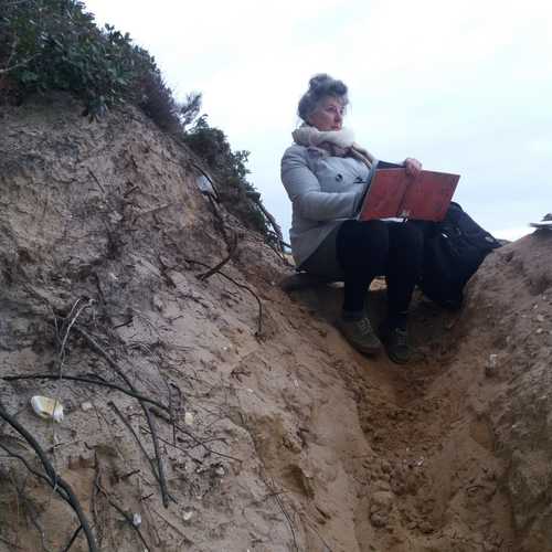 Artist Lizzy Short painting at Bournemouth beach